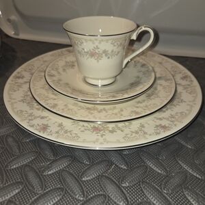 20 Piece Royal Doulton Cream and Pink Floral Dinnerware Set